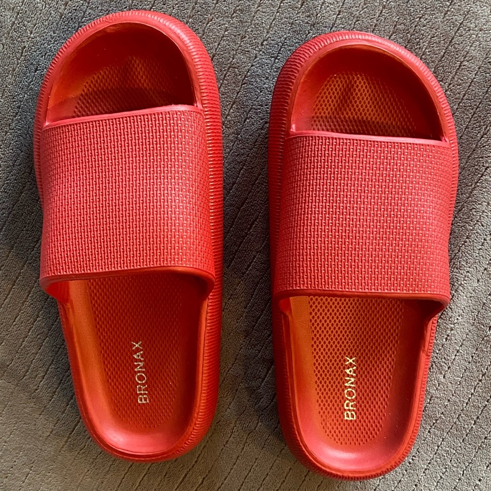 Brand new red Bromax Cloud slippers / slides size 9-10